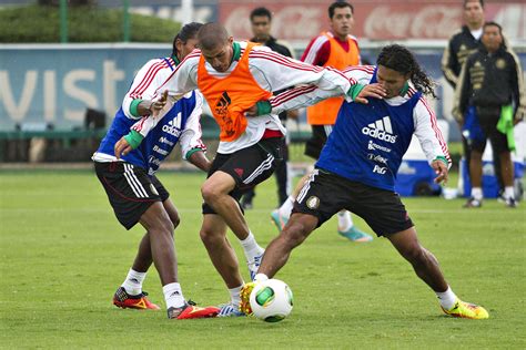 La bendición se dio desde la casa de esta hincha azteca. Durante el entrenamiento de la Selección Mexicana rumbo a ...