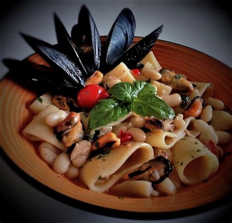 Totò eduardo did not disappoint. Pasta e fagioli con cozze (a' pasta e fasule cu' e ...