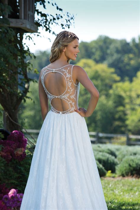 Brautkleid von sincerity in creme.das romantische kleid hat einen reissverschluss am rücken und perlenbesetzte spitze.es macht mit der a linie ei. Brautkleider von Sincerity - Die Kollektion 2017