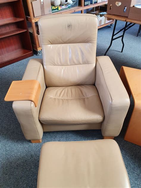 This beautiful sofa is upholstered in a durable yellow fabric and comes with 5 matching throw pillows. A Norwegian Ekornes Stressless beige leather two seater ...