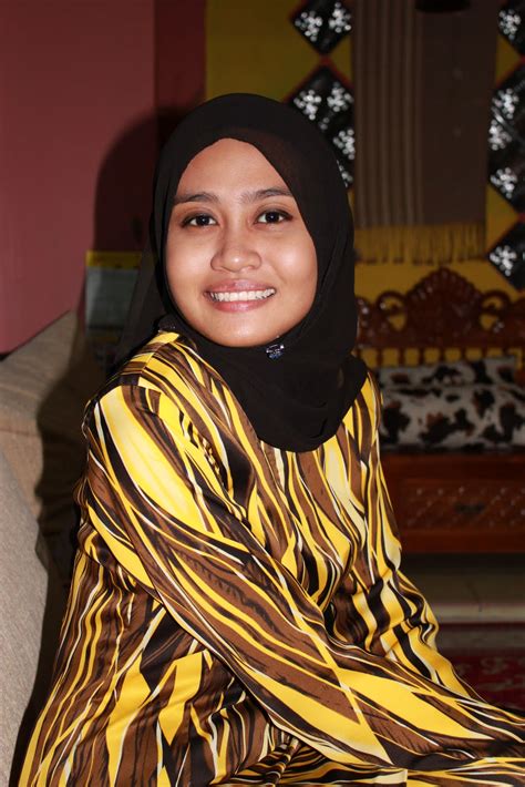 The early baju kurung was longer and looser. Malaysian Baju Kurung 161 | Malaysian Baju Kurung