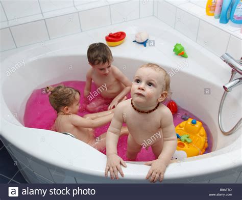 Consequently, assuming something went wrong that required a lot of team. Kinder spielen in der Badewanne mit rosa Wasser Stockfoto ...