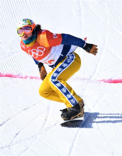 Samková initially competed in freestyle snowboarding but after several injuries she began competing in snowboard cross in the 2008/2009 season. Eva Samková fotka