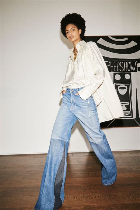 As one of the most influential female musical acts in the '90s, the group has produced a number of anthems, giving them an indelible mark in pop culture history. Victoria Beckham : pourquoi le jean vintage est sa ...