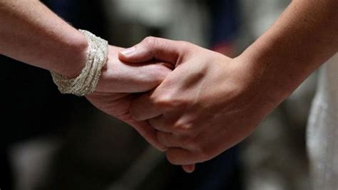 Cara mengobati tangan kesemutan, kebas, kaku dan sakit atau biasa disebut trigger finger, selain pengobatan secara medis, cara mengobati jari tangan. Pegangan Tangan Romantis Di Malam Hari - Paimin Gambar