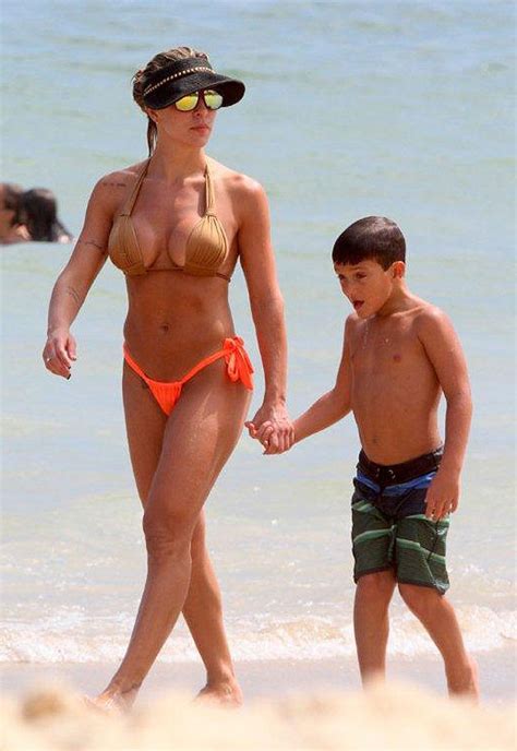 Check spelling or type a new query. Joana Machado mostra corpão em dia de praia com o filho ...