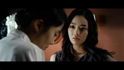 A man's affair with his family's housemaid leads to a dark consequences. The Housemaid Blu-ray - Do-yeon Jeon