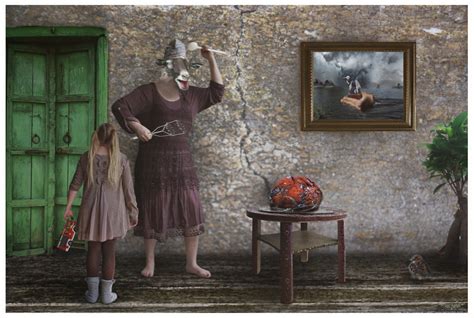 Anna was a good wife, mostly. Hausfrau mit Apfel Foto & Bild | surreal, apfel, zuhause ...