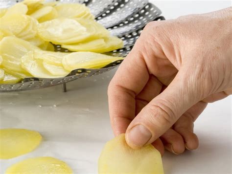 Lasciamo le patate per 10/15 minuti in una ciotola con acqua fredda. Ricetta Orata in crosta di patate | Donna Moderna