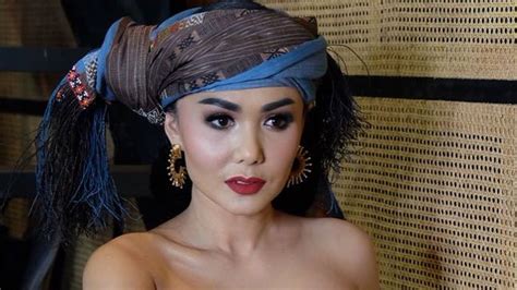 Ask anything you want to learn about yuni shara by getting answers on askfm. Yuni Shara Bagikan Foto Pakai Sepatu Boot dalam Rumah yang Terendam Banjir, 'Alhamdulillah ...