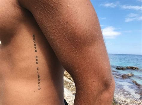 Pequeños tatuajes temporales simbólicos en la espalda. Pin de Manuel Meza en Tattoos en 2020 | Tatuaje texto ...