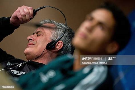 Jose mourinho looks from his ­window as police handcuff an intruder who tried to break into his home. Raphael Press Conference In Madrid ストックフォトと画像 - Getty Images