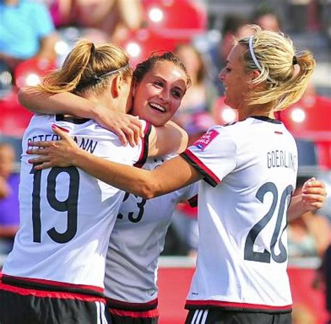 Damit sie beim privaten fußballschauen mit fachwissen glänzen können, liefern wir den nötigen input. sp-Fußball-Frauen-WM-2015-DFB-Elfenbeinküste-Szenen-Zitate ...