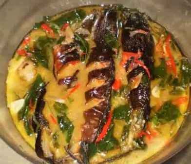 Biasanya, sayuran yang ditambahkan berupa kemangi yang yang juga … Resep Mangut Lele, Masakan Khas Yogyakarta
