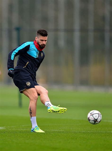 1.93 m (6 ft 4 in) playing position(s): Tiểu sử cầu thủ Olivier Giroud