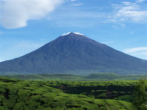 Gunung berapi dikategorikan sebagai bencana alam ketika ia berubah aktif dengan mengeluarkan material berupa abu, gas atau lava. 5 Gunung Berapi Aktif di Indonesia | Paket Wisata Bromo ...