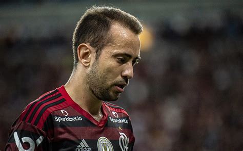 Éverton augusto de barros ribeiro. Everton Ribeiro diz jogar com dores há oito meses: "Só vai parar quando eu estiver de férias ...