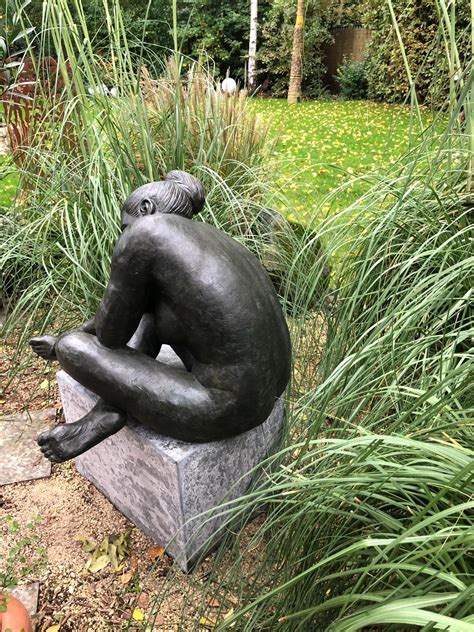 Hure aus meinerzhagen duscht sich gerne nackt in ihrem heimischem garten. Bronzefigur Nackte Frau schlafend | Figuren | Bronze ...