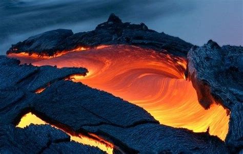Indonesien berg island java vulkan natur vulkaner. Lava flow from the Kilauea Volcano enters the sea south of ...