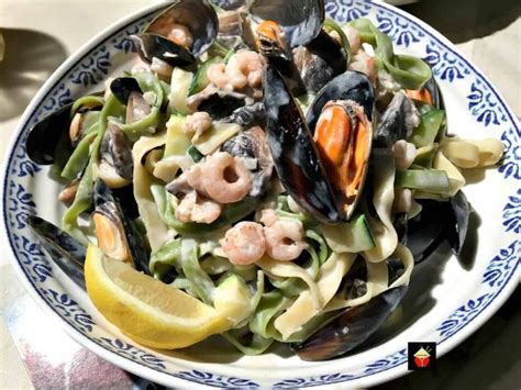 This garlic mushroom pasta is creamy, garlicky and ready in just 20 minutes. Creamy Garlic Seafood Pasta, with a delicious creamy white wine sauce.