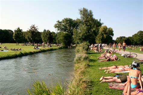 Die schnellste ist per flugzeug frankfurt nach munich und linie 16 straßenbahn und dauert 3 stunden. Englischer Garten de Múnich - Ser Turista