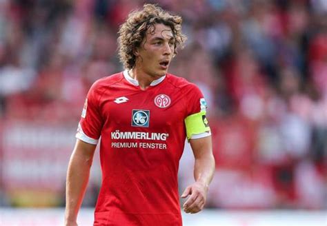 Bayer leverkusen sign midfielder julian baumgartlinger from mainz (англ.). Baumgartlinger: "Für die Öffentlichkeit gibt es in Mainz ...