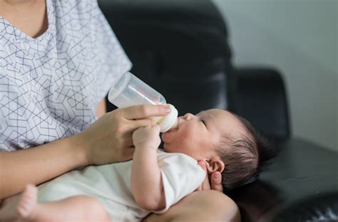 Setiap bayi mempunyai cara menyusu tersendiri. Apakah Tanda Tanda Susu Formula Tidak Sesuai Dengan Bayi ...