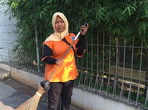 2 perbedaan antara gaji umr dan gaji umk di indonesia. Cerita Menarik 3 Ibu Bekerja yang 'Berkarier' di Jalanan