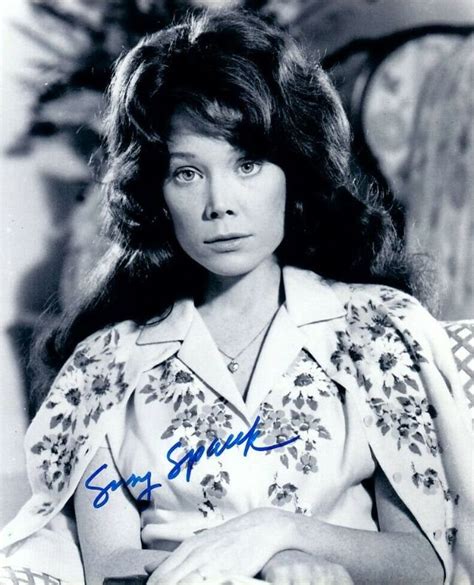 @gnarly_unicorn fave 70s 3 & 4: 40 Beautiful Photos of Sissy Spacek in the 1970s ~ Vintage ...