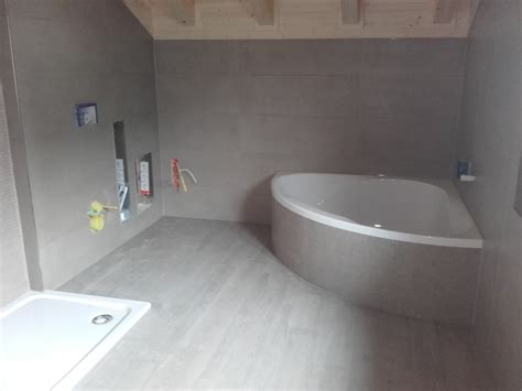 Badewanne mit gefliesten ablagen begehbare dusche große geflieste ablage in der dusche badezimmer badezimmer fliesen badewanne mit nische ablage spots verkleiden. Referenzen Moderne Badezimmer Gestalten Im Raum Main Spessart