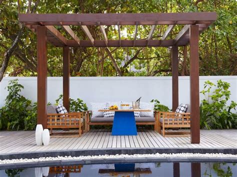 Découvrez la réponse à cette question dans le développement de cet article. Comment construire une pergola en bois pour décorer sa ...