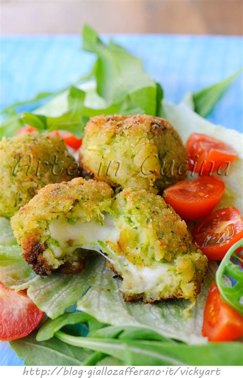 Preparo le polpette senza uovo e le tuffo in un buonissimo sugo di pomodoro veloce. Polpette di zucchine e pancarre senza uova | Arte in Cucina