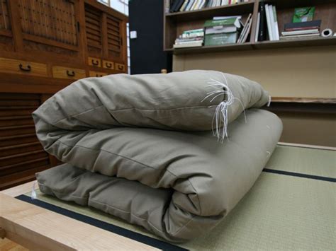 Floor sleeping with a japanese futon | the minimalist bed shikibuton. Traditional Futon | Japanese bedroom, Japanese style ...