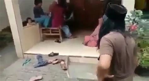 Kamu pasti pernah kan melihat pengendara motor memakai baju yang nggak biasa? Viral! Langgar Aturan Social Distancing! Emak-emak ...
