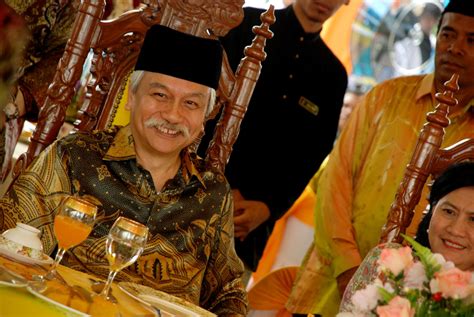 The arrival of hrh tuanku muhriz ibni almarhum tuanku munawir, royal chancellor of universiti kebangsaan malaysia (ukm) and honorary fellow of rcsed at the launch of rsced international strategy earlier today in malaysia. Tuanku Muhriz Ibni Almarhum Tuanku Munawir - Duli Yang ...