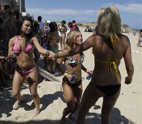 As more and more people get vaccinated and the weather warms up, large crowds are flocking to la beaches during spring break. Hidden Bikini Beach Cam Girls