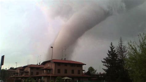 In meteorologia una tromba d'aria, tornado o tùrbine, è un violento vortice d'aria a scala locale che si origina alla base di un cumulonembo e giunge a toccare il terreno. Tromba d'aria Castelfranco Emilia (Modena) - YouTube