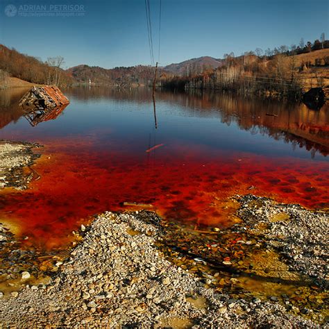 Cuprinde un bazin pentru plimbari cu barca si mai multe bazine pentru inot. Adrian Petrisor - Photography: Colorful waters