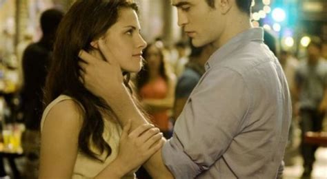 Ilustrasi ciuman bibir dalam adegan film twilight saga, diambil dari fanpop. Oltre Twilight: il futuro di Robert Pattinson- Film.it