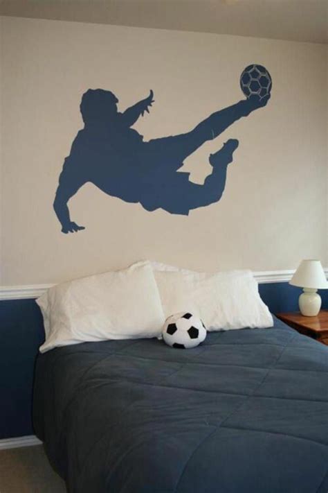 Moquette de chambre sur le thème du football. chambre garcon avec footballeur au mur en bleu avec le ballon intérieur minimaliste # ...