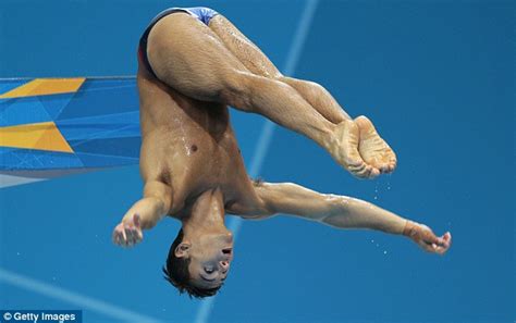 The british athlete went viral when he was caught weaving in the stands of tokyo 2020. Olympics 2012: Tom Daley and Team GB divers pose mid-air ...