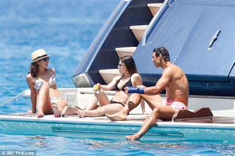 In den vergangenen wochen verkündeten diverse medien, dass die auf mallorca bekannte familie fierro die alte yacht von tennisheld rafael nadal gekauft hat. Rafael nadal whisks girlfriend xisca perello away on ibiza yacht break for his 30th - scoopnest.com