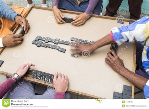 In all fives dominoes game, players try to match all scoring ends of the layout on their turn so that its total is a multiple of five which is scored immediately by the player. Bebouwd Beeld Van Mensen Die Domino Op Straat Spelen Stock Foto - Afbeelding bestaande uit ...