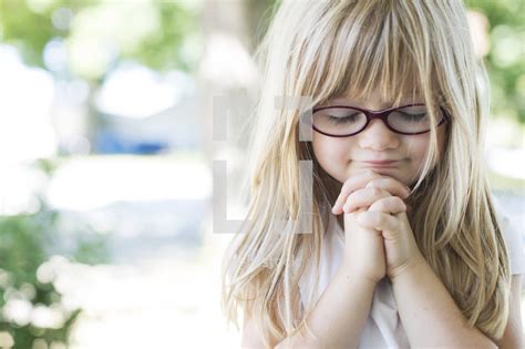 Hairstyles for long blonde hair are the embodiment of women's grace and beauty. Little blonde haired girl in prayer — Photo — Lightstock