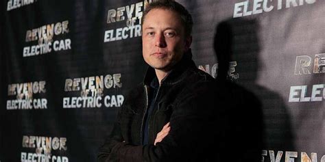 Musk owns a tesla roadster car 0001 (the first one off the production line) from tesla motors, a. 8 baanbrekende manieren waarop Elon Musk bijbeunde voordat ...