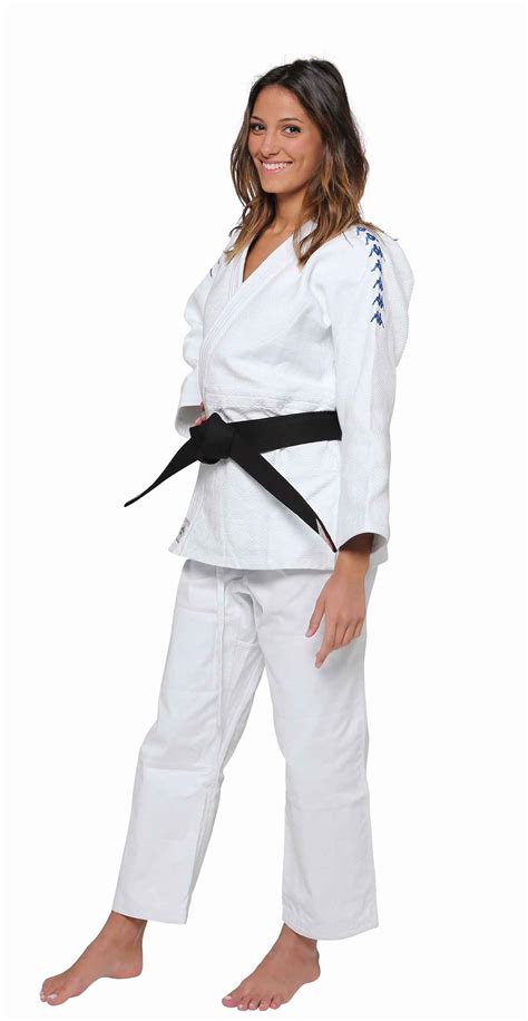 Ein karategi besteht üblicherweise aus einer hose mit schnürbund (seltener auch mit elastikbund) und einer anzugjacke mit seitlicher schnürung. Judogi Sydney Kappa - EJU/IJF Approvato - Bianco • Japan ...