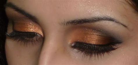 The key to proper eyeshadow application lies in blending the colors well. *The Makeupholic...*: I have orange eyeshadow on!