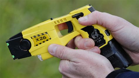 Taser bei spezialeinheiten die wirklich täglich mit lebensgefährlichen situationen konfrontiert sind und eine entsprechendes training haben? Zufälle gibt's: Polizeigewerkschaft fordert Taser und wird ...