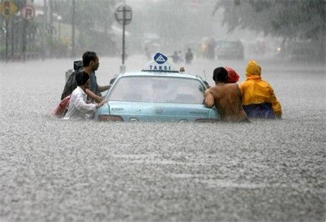 Singapore receives an average of 2,400mm of rainfall annually, well above the global average of 1,050mm. Singapore Flood 2010