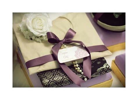 Misalnya, keluarga belah perempuan janganlah minta jumlah hantaran di luar kemampuan lelaki. Perkahwinan Senarai Barang Hantaran